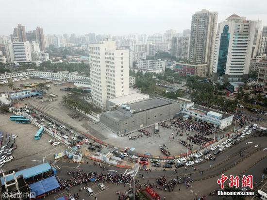 2018年2月21日，海南省海口秀英港、新海港、南港三大港口迎来客流高峰。自2月18日开始，琼州海峡出现罕见连续大雾天气，导致琼州海峡多次停航，造成大量准备通过琼州海峡出岛的车辆滞留，周边多个路段拥堵严重。海口市交警发布数据显示，截至21日8时，海口市各港口等待过海的小汽车共计9612辆。海南省启动了港口滞港应急一级处置预案，全力以赴疏导琼州海峡车辆滞港问题。图片来源：视觉中国 文字来源：新华网