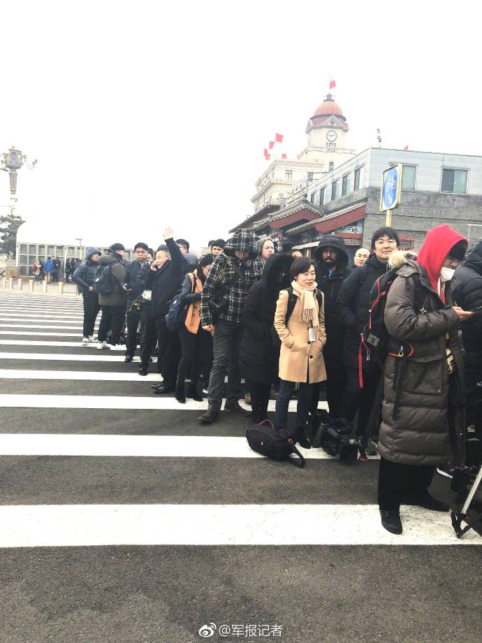 人大会议首场新闻发布会在即 记者会场外排长龙