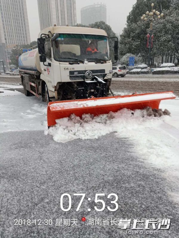 星城一夜“白” 道路结冰黄色预警发布 长沙多部门连夜应急处置