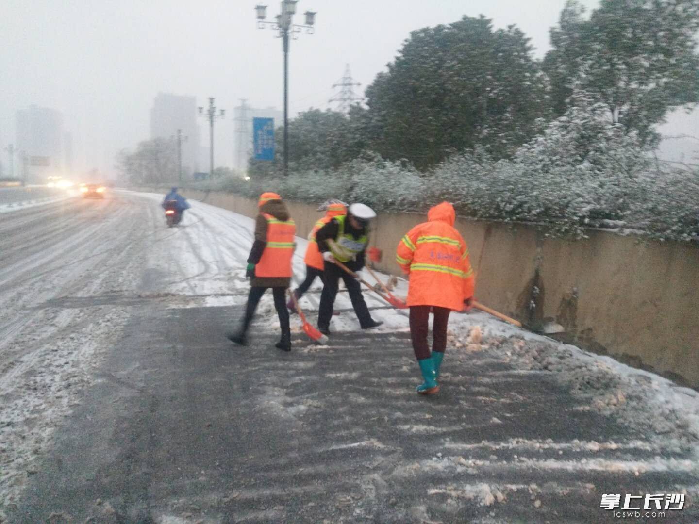 星城一夜“白” 道路结冰黄色预警发布 长沙多部门连夜应急处置