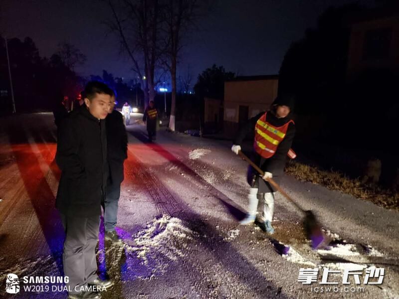 星城一夜“白” 道路结冰黄色预警发布 长沙多部门连夜应急处置