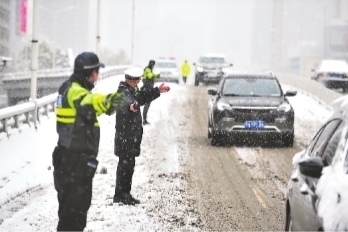 大雪突降，长江日报记者探访各行各业从容应对，武汉迎来瑞雪丰年