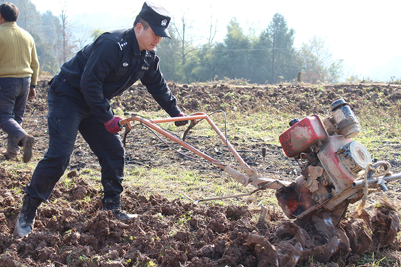 【脱贫攻坚在行动】南江百余民警放下“钢枪”拿锄头 下到田间地头开展主题党日活动（图）