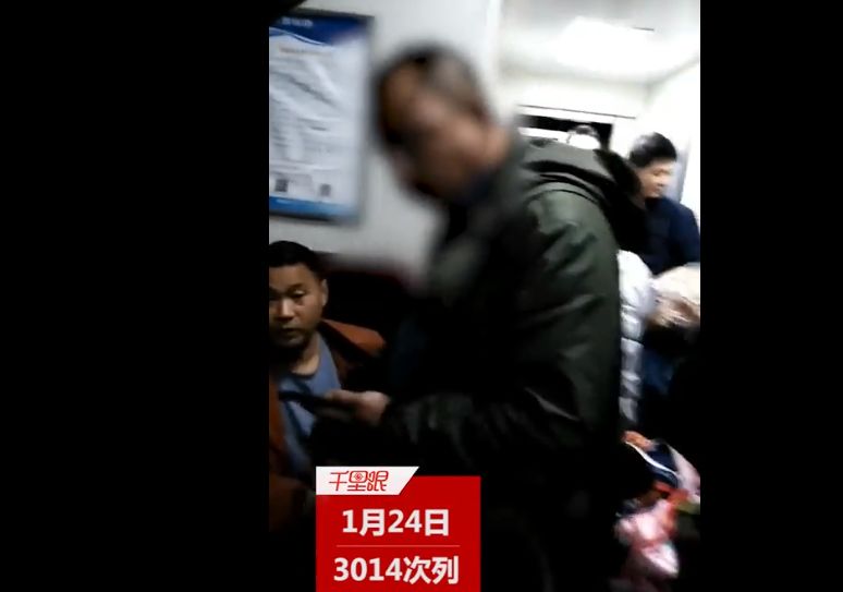 男子春运列车内“霸座卖座”被拘：一个座位一百块