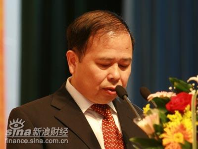 图文：厦门大学管理学院院长翁君奕主持论坛