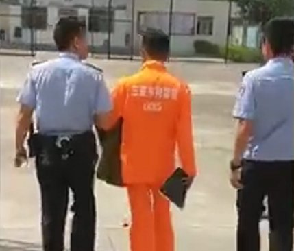 一尿惹拘留！男子在三亚一十字路口随地小便被警方顶格处罚