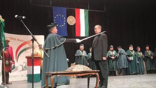 张国治先生在匈牙利“文化骑士”称号授予仪式上。(图片来源：匈牙利《欧洲论坛报》)