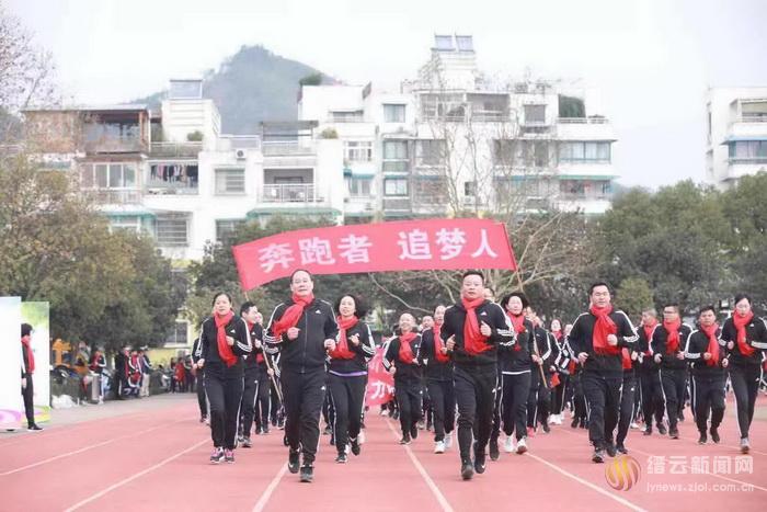 竞技场上 奔跑迎新