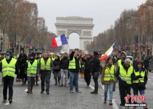 资料图：巴黎众多示威者在凯旋门聚集。 中新社记者 李洋 摄